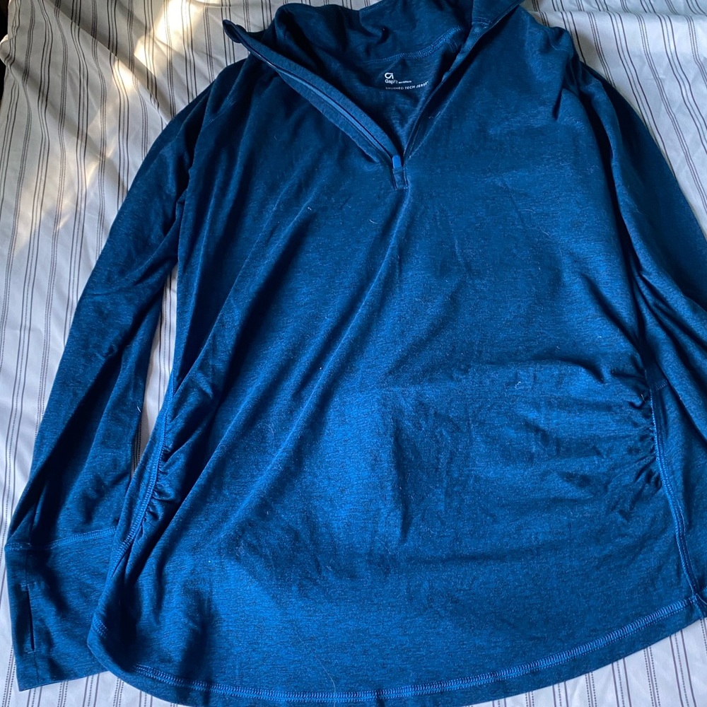 Gap maternity running tech shirt